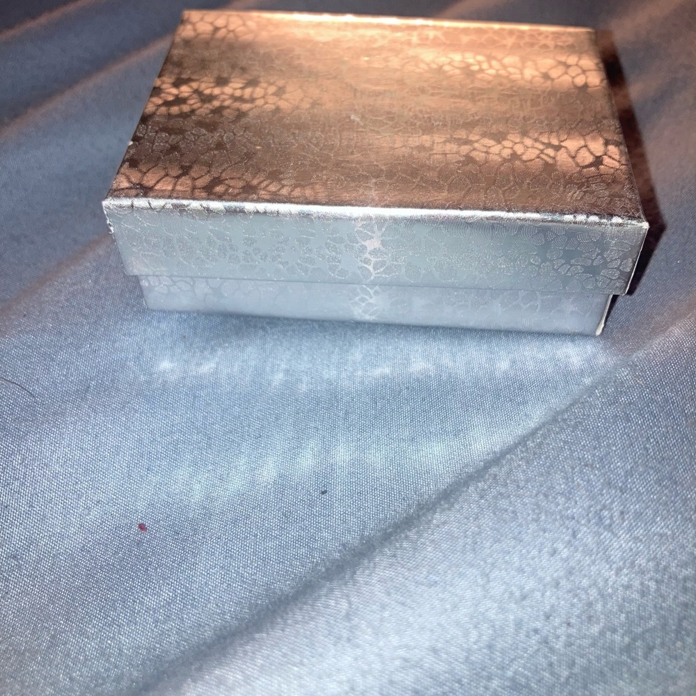 Silver Metallic Patterned Gift Box For Jewelry you get 5 - Picture 2 of 3